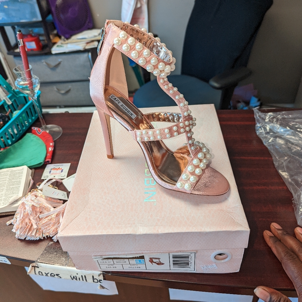 Brand New Cape Robbin Size 8.5 Mauve Pearl Heels with accessories